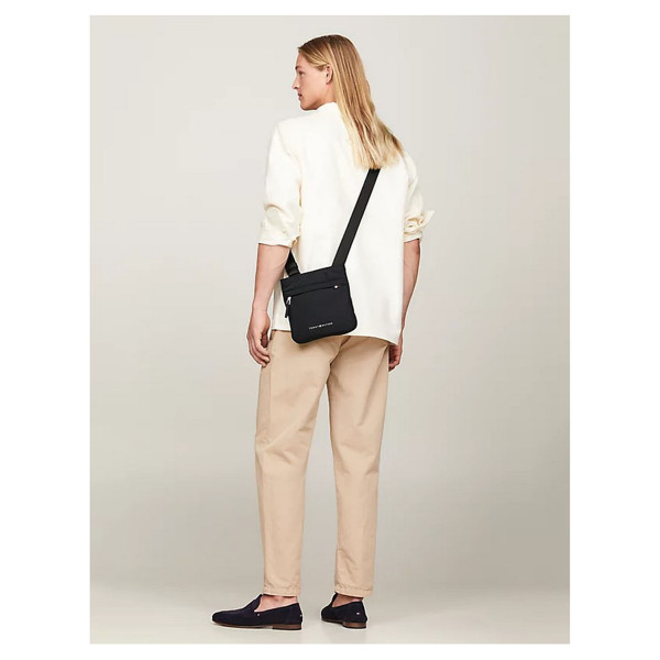 detail Tommy Hilfiger pánská taška AM0AM12216 BDS Black