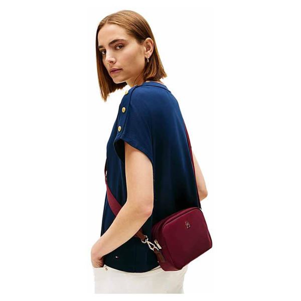 detail Tommy Hilfiger dámská kabelka AW0AW1770 VLP Deep Rouge