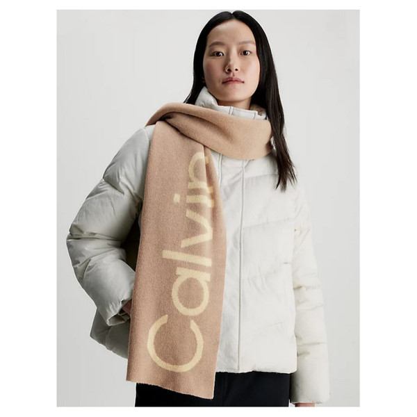 detail Calvin Klein dámská šála K60K611117 PBP Doeskin
