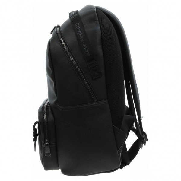 detail Calvin Klein pánský batoh K50K510112 BDS Black