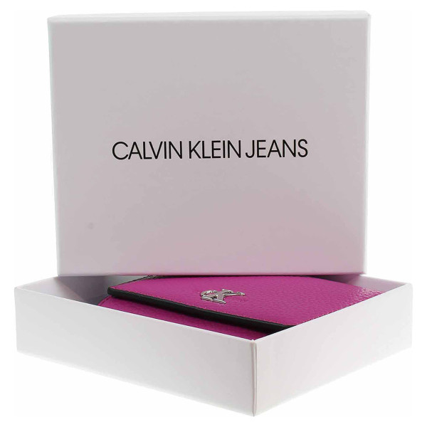 detail Calvin Klein dámská peněženka K60K607638 VIB vivid viola